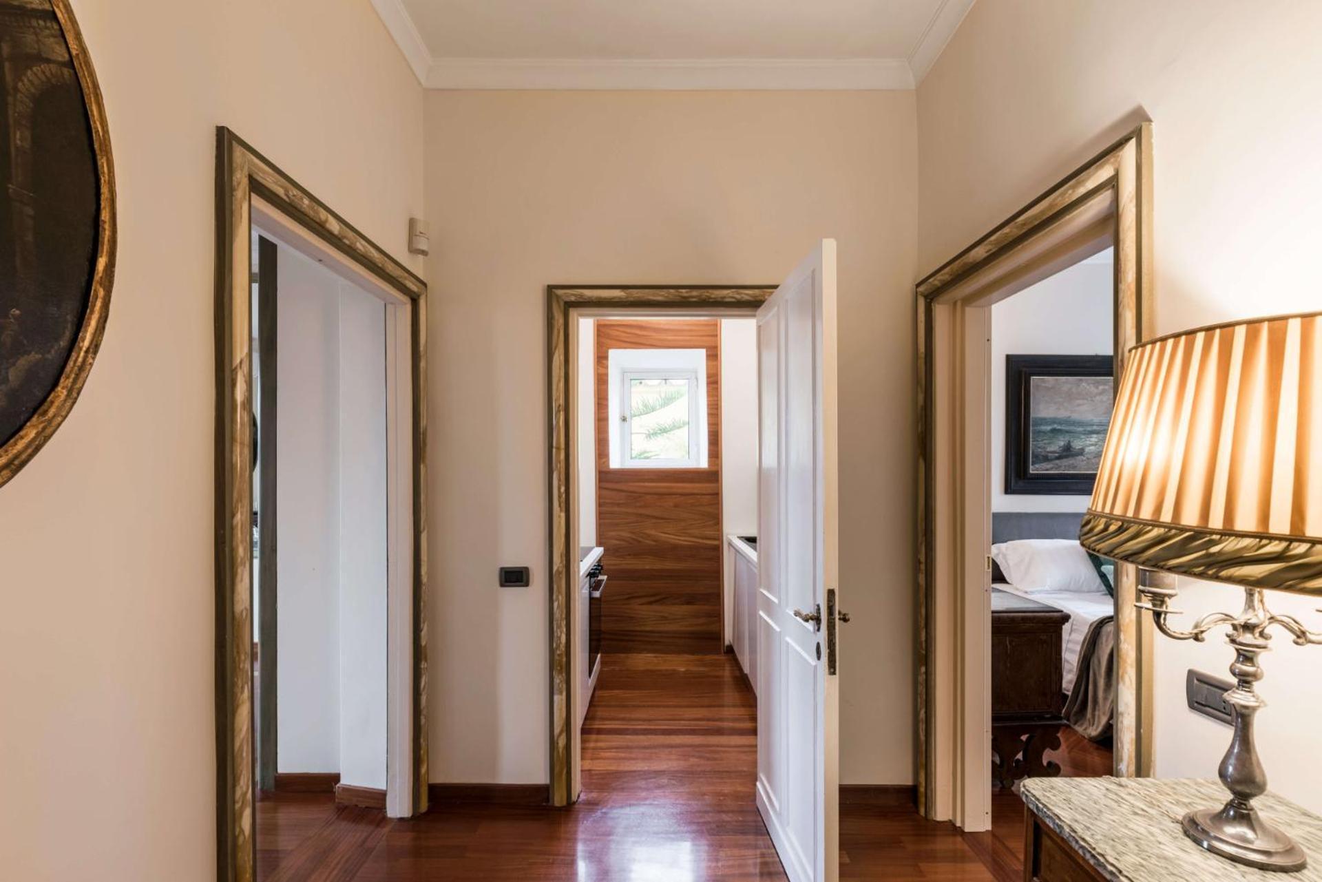 The Rent - One-bedroom In A Quiet, Classically Styled Corner Near The Quirinale Roma