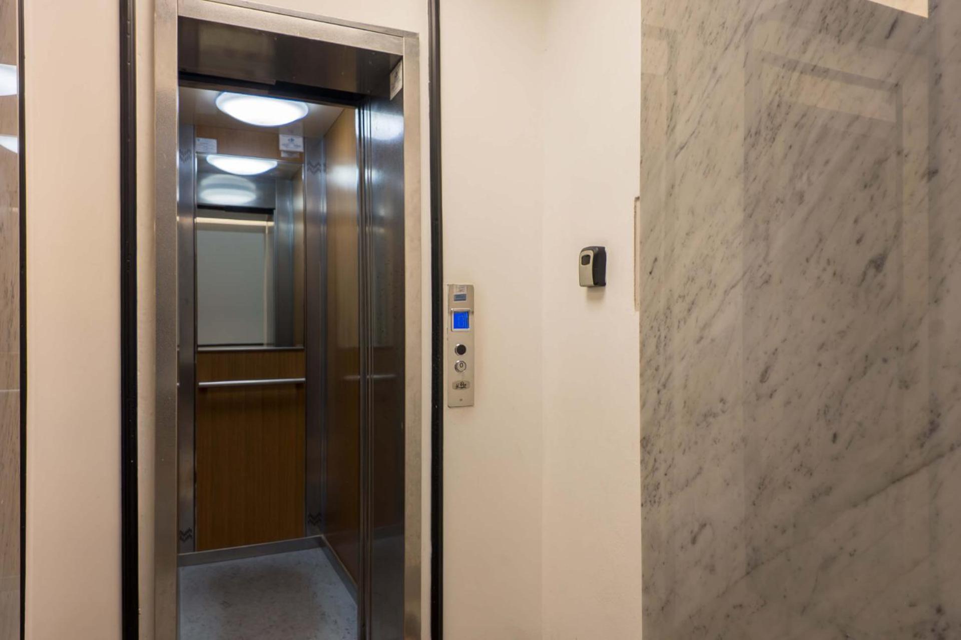 The Rent - One-bedroom In A Quiet, Classically Styled Corner Near The Quirinale Appartamento Roma