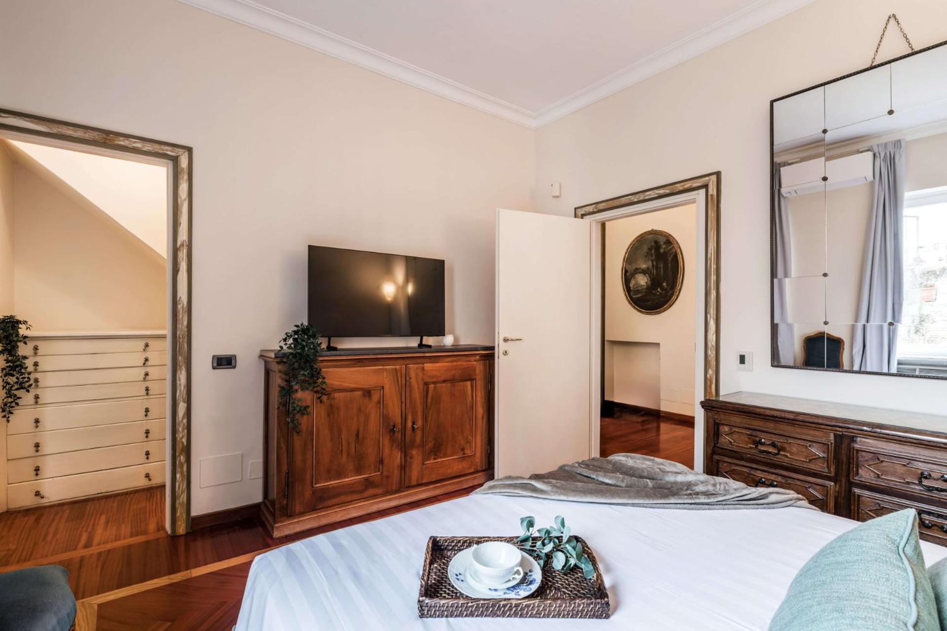 The Rent - One-bedroom In A Quiet, Classically Styled Corner Near The Quirinale Roma