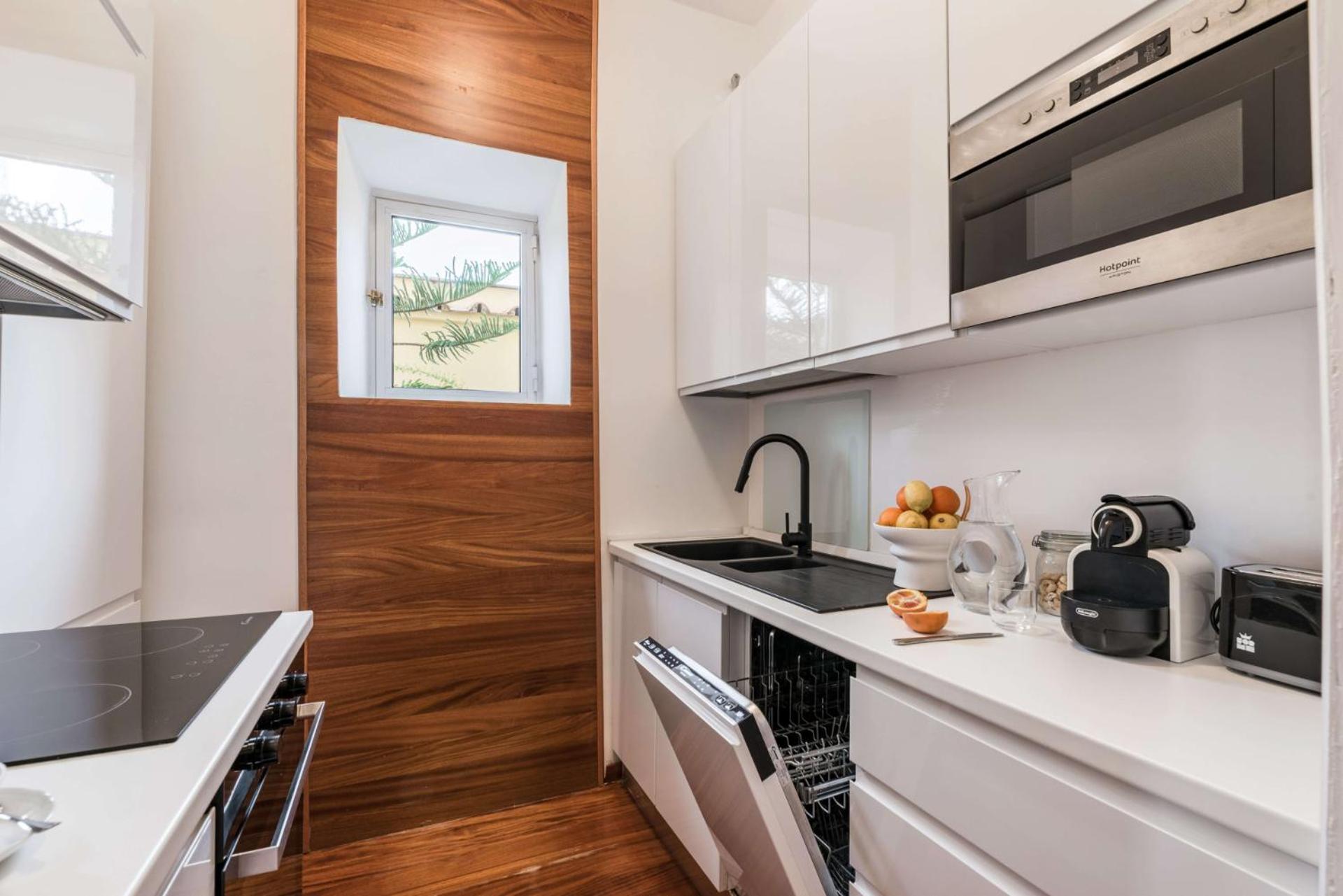 The Rent - One-bedroom In A Quiet, Classically Styled Corner Near The Quirinale Appartamento *