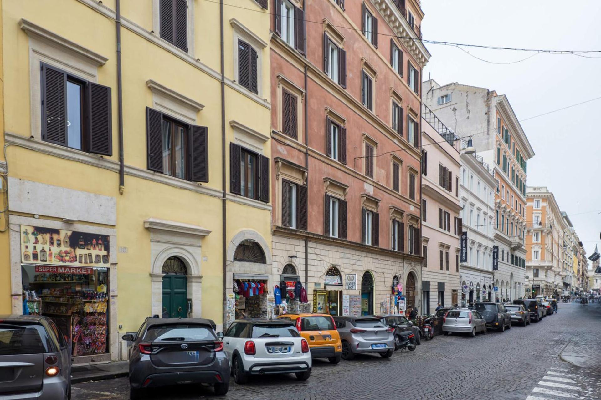 The Rent - One-bedroom In A Quiet, Classically Styled Corner Near The Quirinale Roma