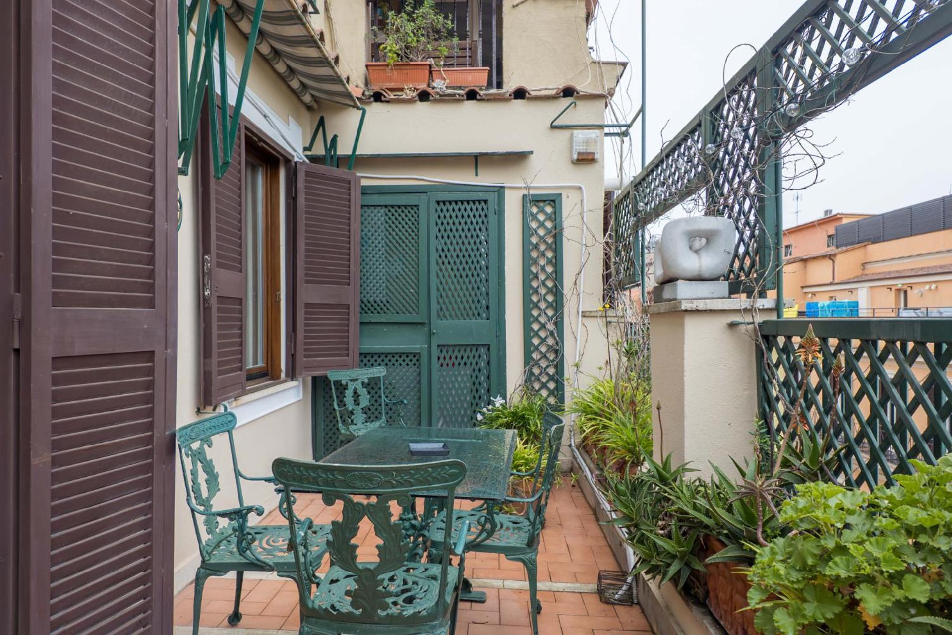 The Rent - One-bedroom In A Quiet, Classically Styled Corner Near The Quirinale Roma