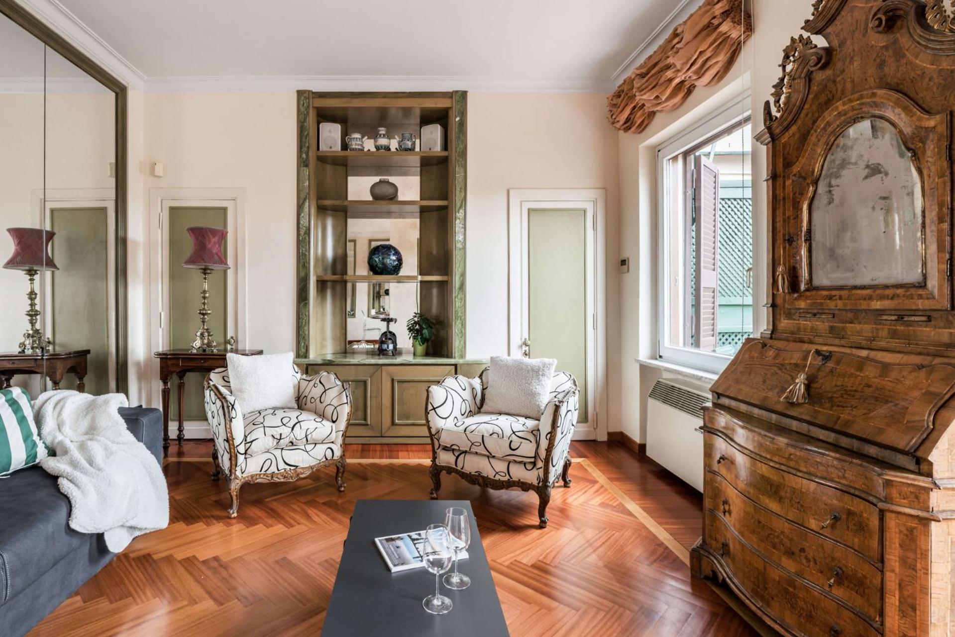 The Rent - One-bedroom In A Quiet, Classically Styled Corner Near The Quirinale Appartamento