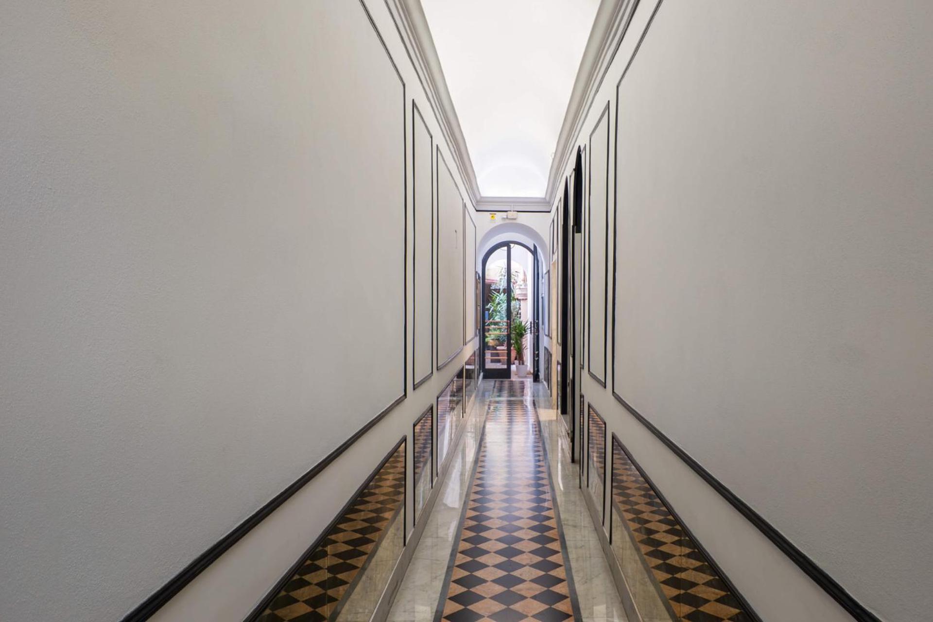 The Rent - One-bedroom In A Quiet, Classically Styled Corner Near The Quirinale Roma